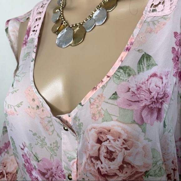 Pink Floral Cold Shoulder Top Crochet Back- M - Picture 4 of 9